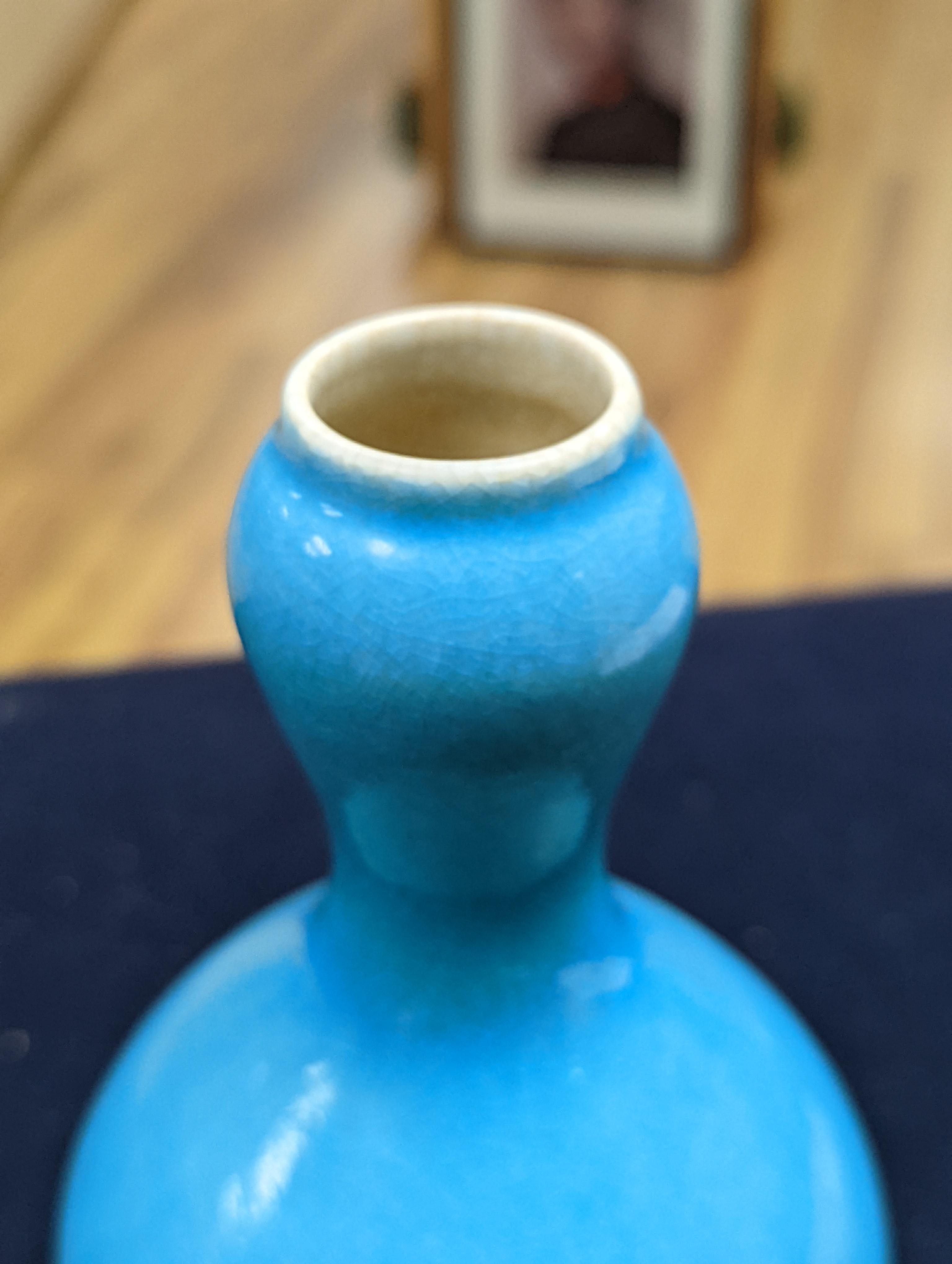 A Chinese turquoise crackle glazed double gourd vase 19cm